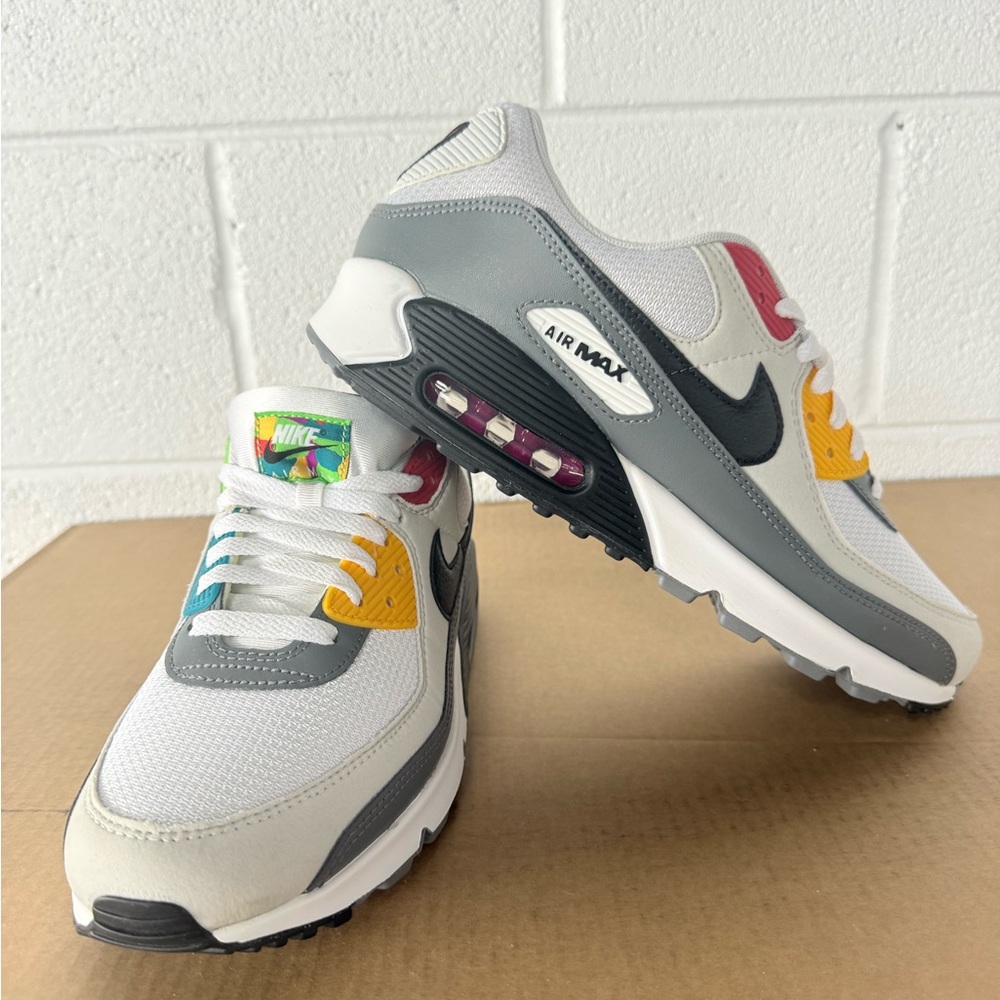Nike Air Max 90 Essential
Peace, Love, Swoosh